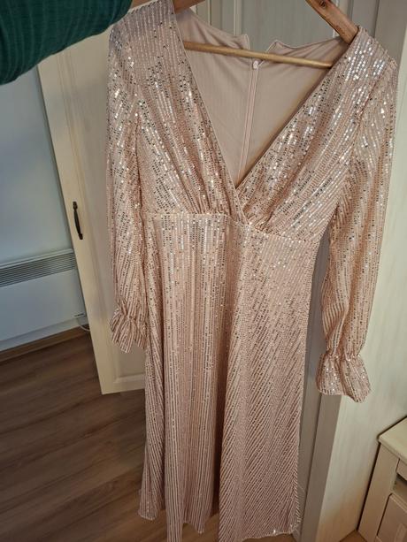 Spolocenske saty zaujimavej farby, s