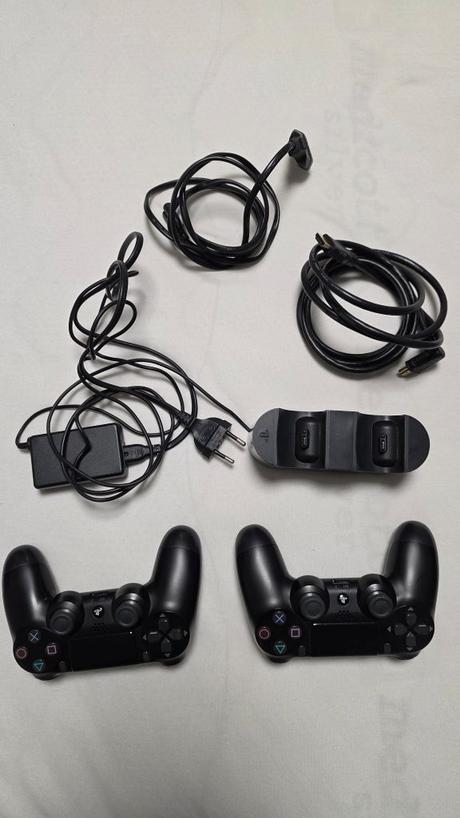 Predám playstation 4 pro 1tb + 2 ovládače s nabíja,