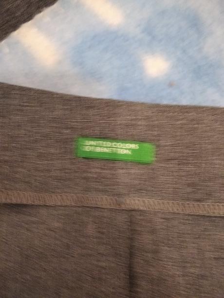 Sukňa s rasporkom v predu, 34