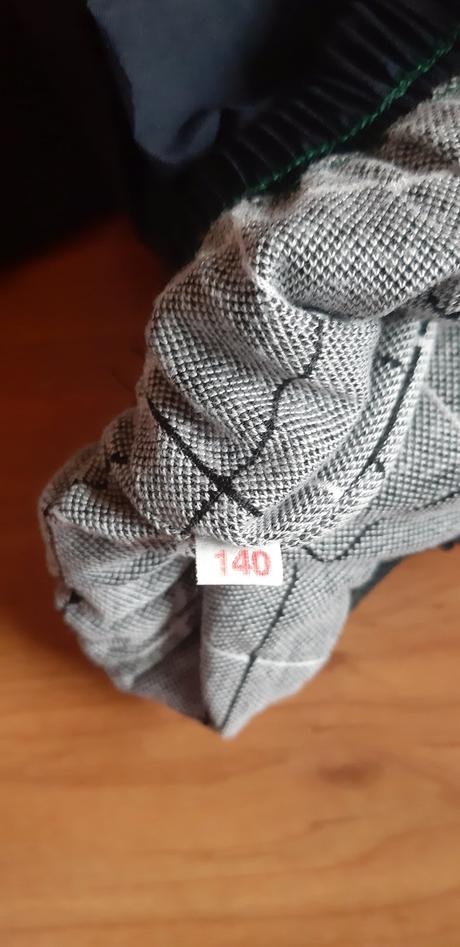 Sustakove nohavice, 104