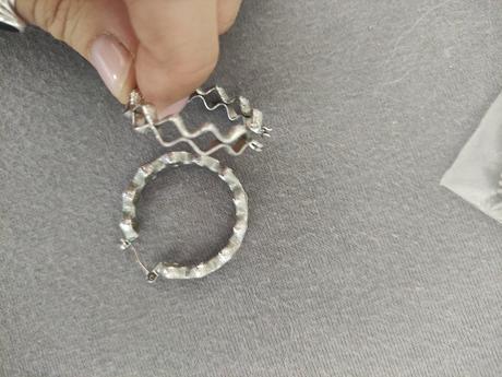 Rôzne náušnice, mango