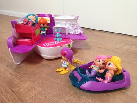 Bábiky piny pon famosa a loď,