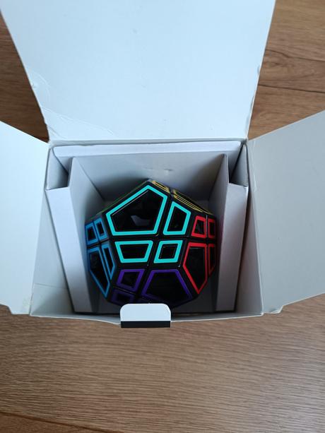 Hlavolam hollow skewb ultimate, 