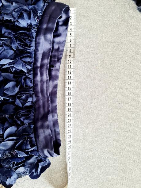 Tmavomodrá sukňa, 122