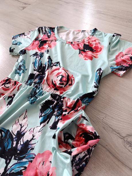 Krásne dlhé kvietkované šaty, s