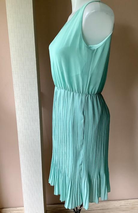 Krasne saty s plisovanou suknou faith, 38