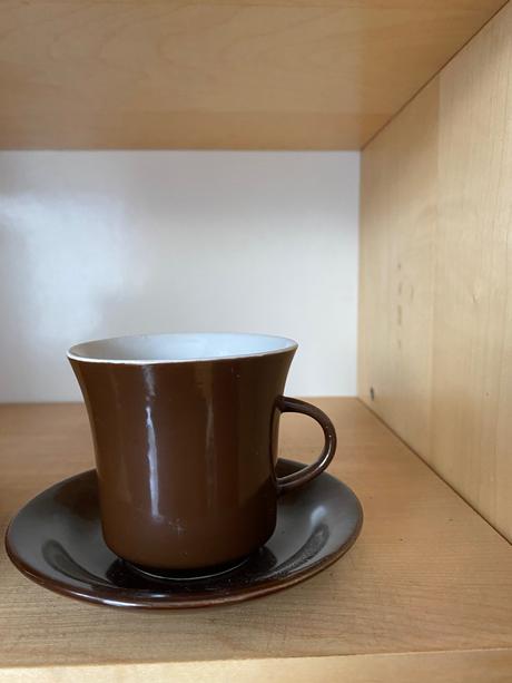 Krásne staré retro dve hnedé šálky s podšálkami, 