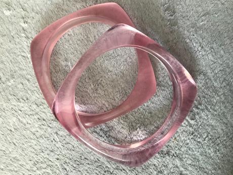 Naramky jeden leskly a druhy matny,