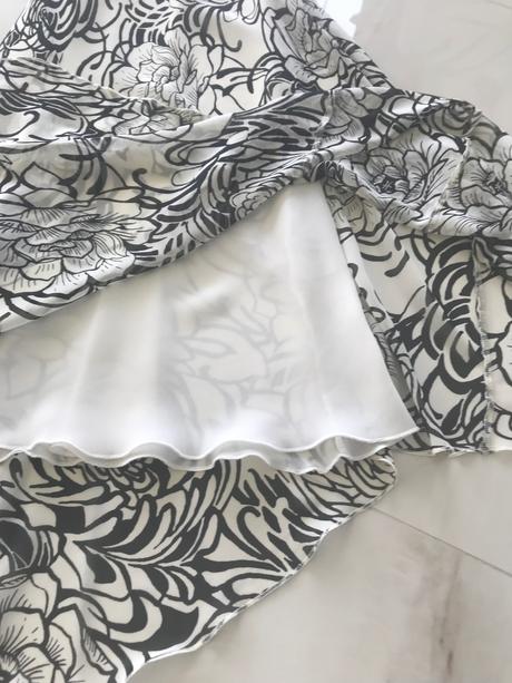 Šaty bielo-čierne, s