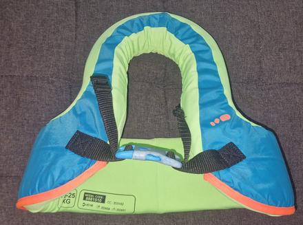 Vesta na plavanie nabaiji decathlon,