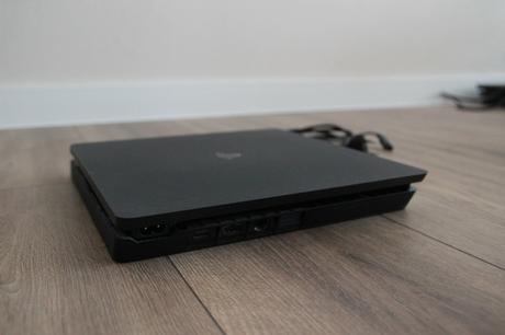 Ps4 slim 500 gb, super stav, málo hraná,