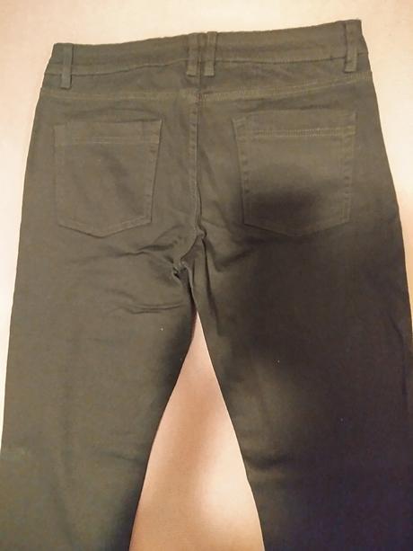 Darujem nové čierne rifle esmara za 5,50 eur posto, 32