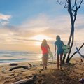 budicek pred slnkom surf pod pazuchu a