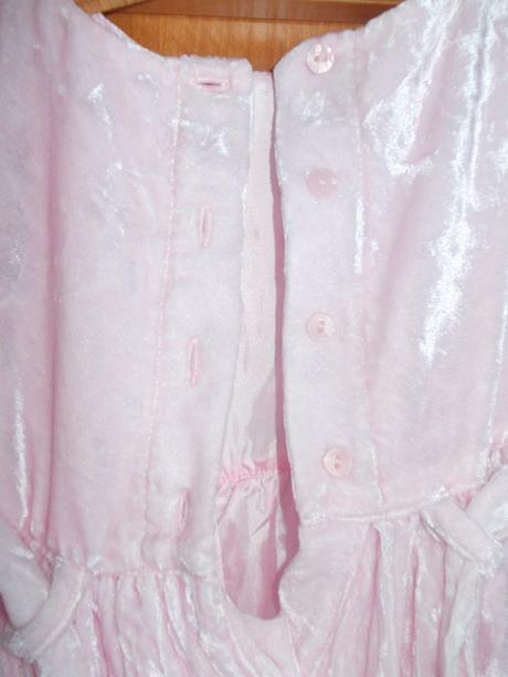 Sametové ružové šaty, 92