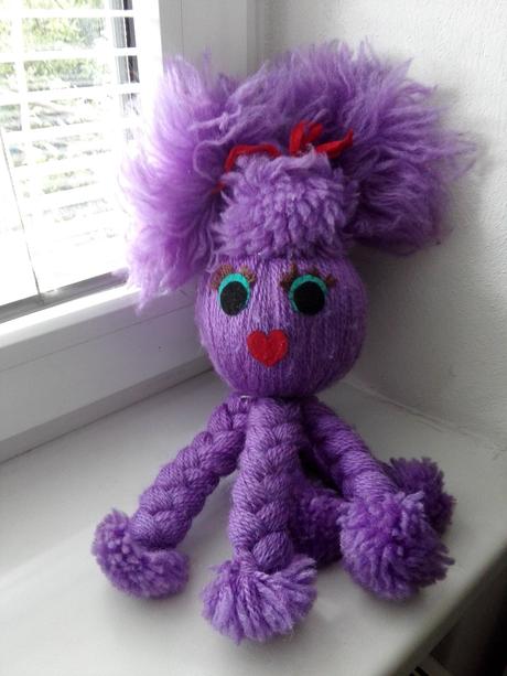 Fialova figúrka z vlny, 