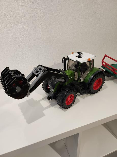 Bruder traktor fendt, 