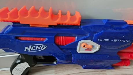 Nerf dual-strike mega elite b4620 + 12 nábojov,