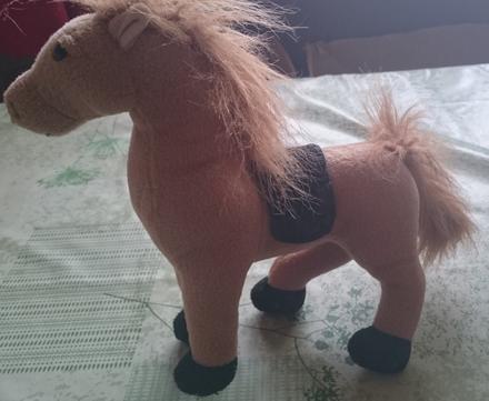 Plyšový hnedý koník so sedlom, 23 cm,