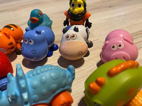 Malé dinosaury autá, zvieratká s krútiacimi hlavam, 