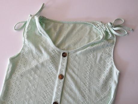 Mentolové tielko s dierovaným vzorom a gombíkmi, m