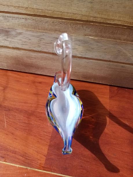 Sklenená stará soška a zároveň malá miska labute,