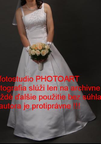 Krásne biele slávnostne šaty, s