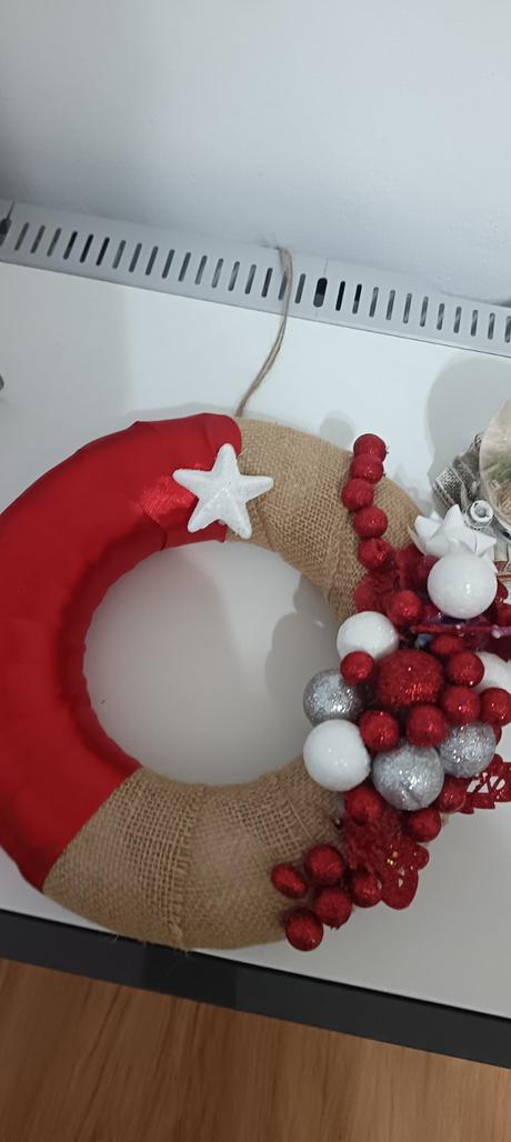 Vianočný veniec s trblietavými doplnkami,