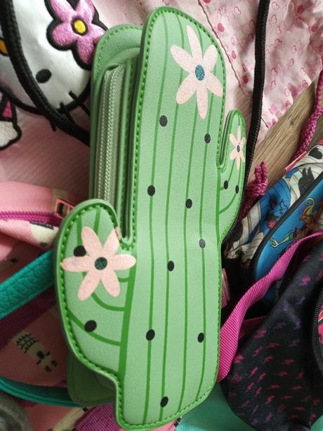 Balík dievčenských tašiek a kabeliek, 