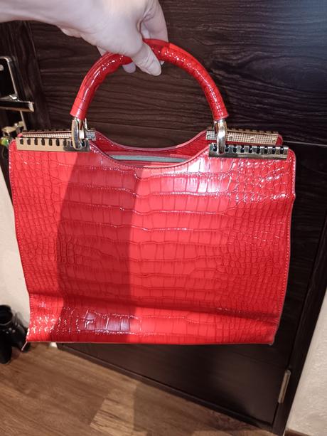 Kabelka červená, zlatisté detaily,