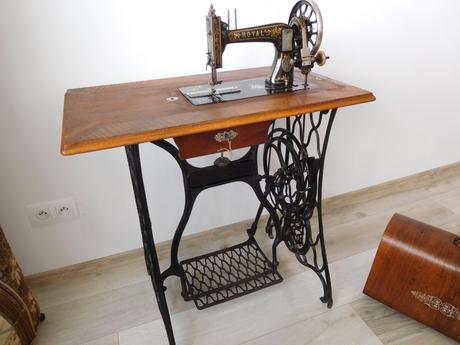 Starožitný šijací stroj značky royal-plne funkčný, 