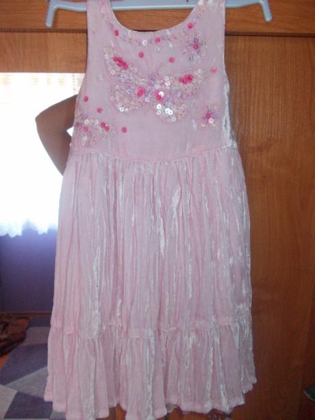 Sametové ružové šaty, 92