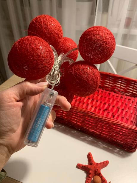 Červené dekorácie,