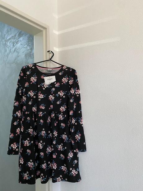 Nenosené šaty, 146