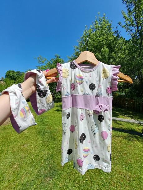 Šaty a set čeleniek, 98