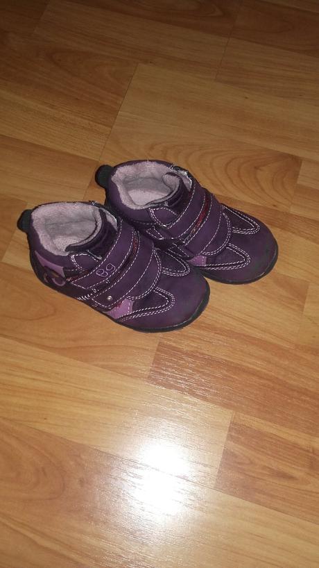 Dievcenske topanky, 23