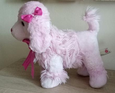 Plyšový psík s obojkom a pečaťou ako víťaz, 