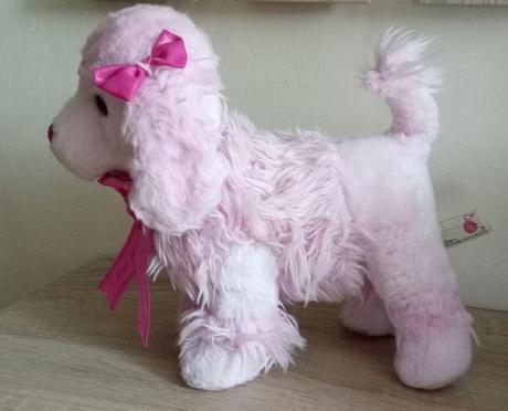 Plyšový psík s obojkom a pečaťou ako víťaz,