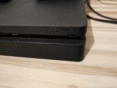 Predám konzolu ps4 a televízorom thomson 32hd5506, 