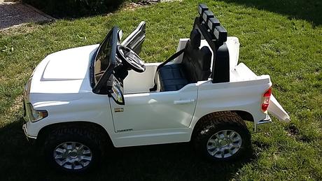 Auto pre dve deti zn.toyota ekektrické,