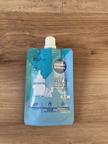 Podbradníky, fľaša, misky, príbor, 