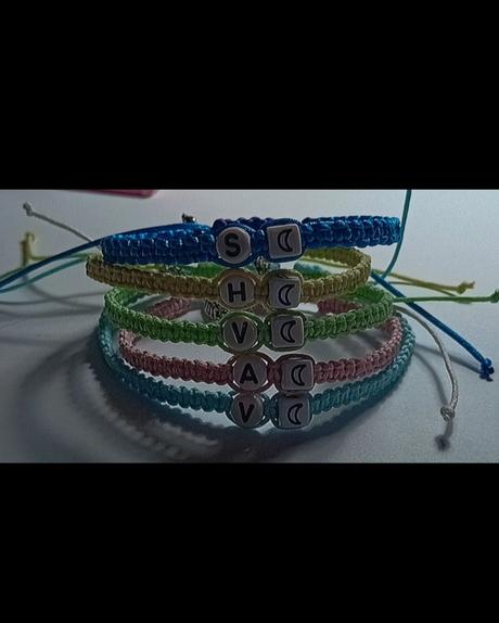 Ručné robené náramky a kľúčenky, 