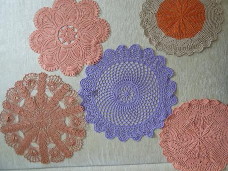 Háčkované obrúsky, dečky,
