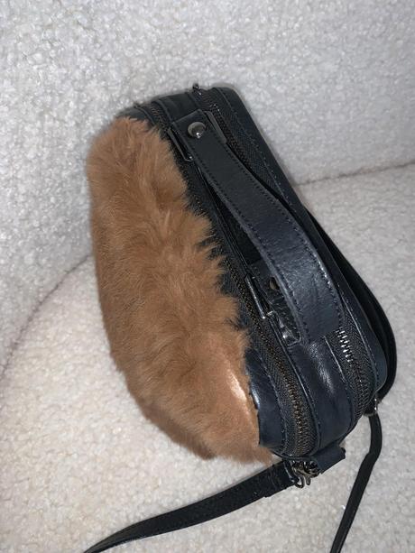 Kožená crossbody kabelka s pravou kožušinou, 