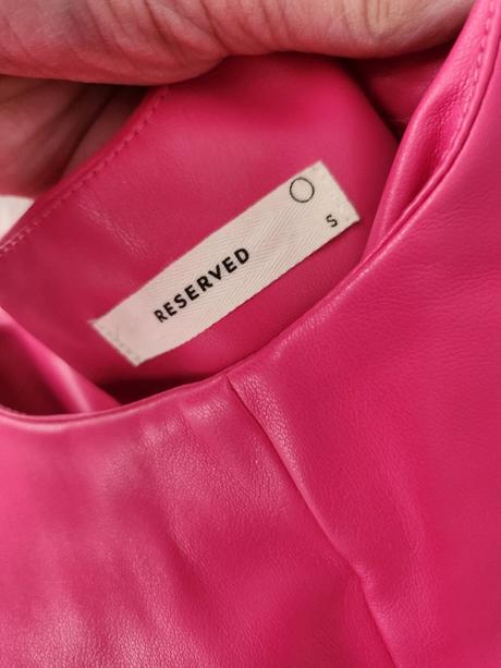 Krásne fuchsiové koženkové šaty značky reserved, reserved,s