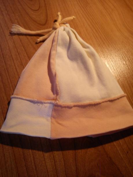 Dievčenská čiapka v lososovo-bielej farbe, 116