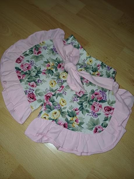 Šortky s volánmi, 98