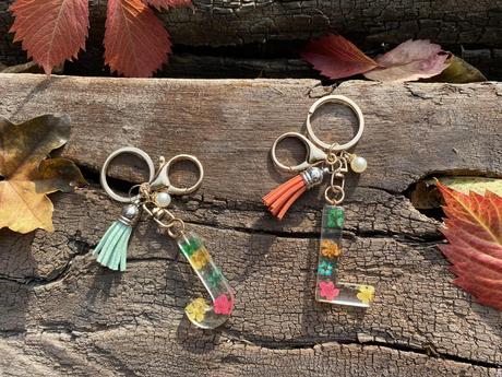 Ručne vyrobené živicové kľúčenky, 