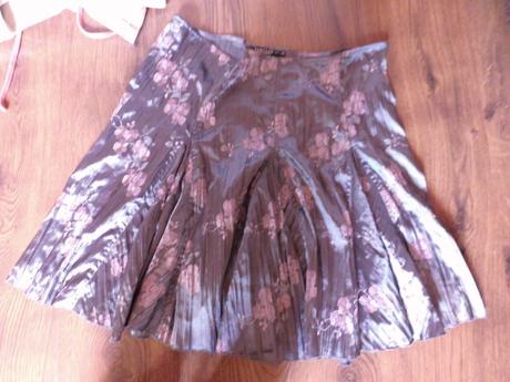 Saténová sukňa, 44