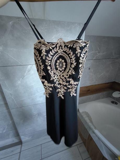 Krásne šaty s ornamentmi, 