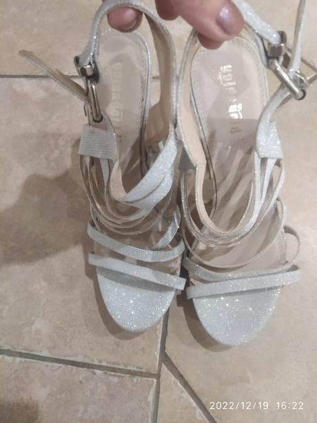 Trblietave luxusne talianske sandále, 38